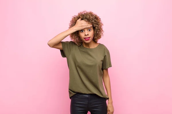 Jeune Femme Afro Américaine Paniquant Sur Une Échéance Oubliée Sentant — Photo