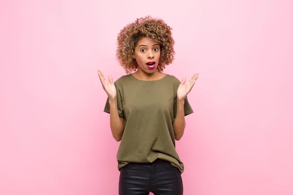 Jovem Afro Americana Olhando Chocado Surpreso Com Mandíbula Caiu Surpresa — Fotografia de Stock