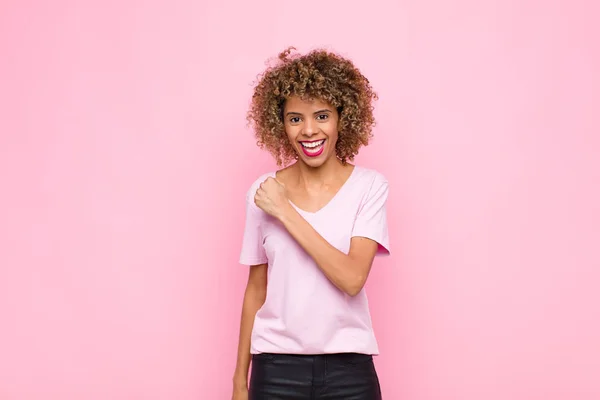 Jovem Afro Americana Sentindo Feliz Positiva Bem Sucedida Motivada Enfrentar — Fotografia de Stock