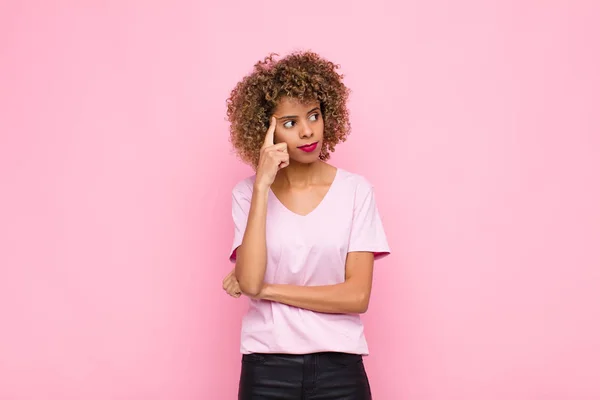 Jovem Afro Americana Com Olhar Concentrado Perguntando Com Uma Expressão — Fotografia de Stock