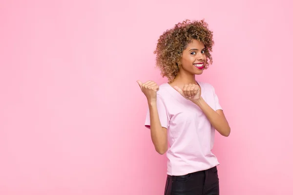 Jovem Afro Americana Sorrindo Alegre Casualmente Apontando Para Copiar Espaço — Fotografia de Stock