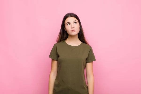 Junge Hübsche Frau Mit Besorgtem Verwirrtem Ahnungslosem Gesichtsausdruck Aufblickend Den — Stockfoto