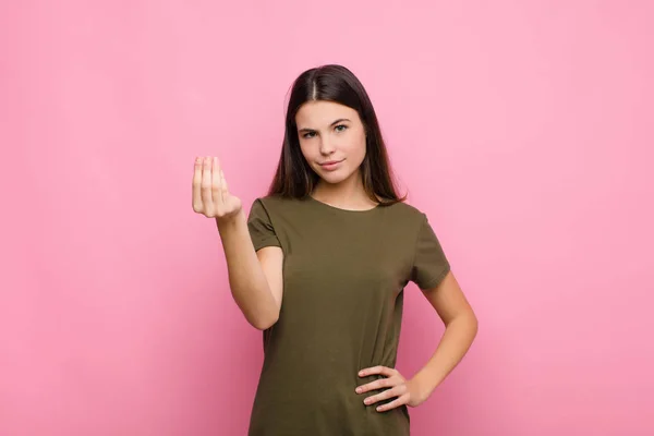 Jovem Mulher Bonita Fazendo Capice Gesto Dinheiro Dizendo Lhe Para — Fotografia de Stock