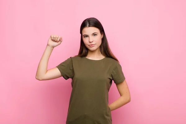 Jovem Bonita Mulher Sentindo Sério Forte Rebelde Levantando Punho Protestando — Fotografia de Stock