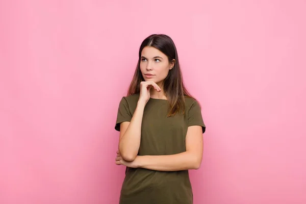 Junge Hübsche Frau Die Nachdenklich Ist Sich Gedanken Macht Oder — Stockfoto