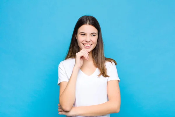 Jonge Mooie Vrouw Glimlachen Met Een Gelukkige Zelfverzekerde Uitdrukking Met — Stockfoto