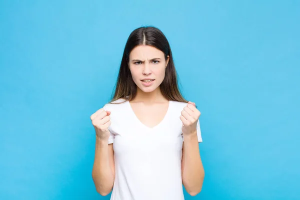 Junge Hübsche Frau Schreit Aggressiv Mit Genervtem Frustriertem Wütendem Blick — Stockfoto