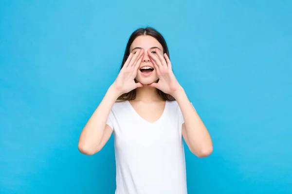 Ung Vacker Kvinna Känner Sig Glad Upphetsad Och Positiv Ger — Stockfoto