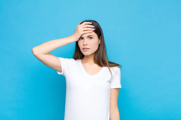 Joven Mujer Bonita Entrando Pánico Sobre Plazo Olvidado Sentirse Estresado — Foto de Stock