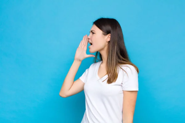 Giovane Bella Donna Urlando Forte Con Rabbia Copiare Spazio Sul — Foto Stock