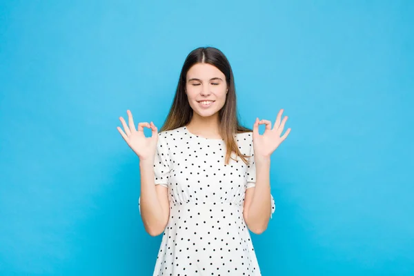 Joven Bonita Mujer Buscando Concentrada Meditando Sintiéndose Satisfecha Relajada Pensando —  Fotos de Stock