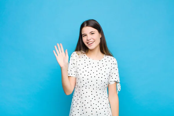 Jonge Mooie Vrouw Glimlachen Gelukkig Vrolijk Zwaaien Hand Verwelkomen Begroeten — Stockfoto