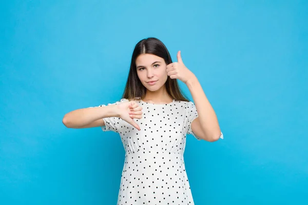 Joven Bonita Mujer Sintiéndose Confundida Despistada Insegura Ponderando Bueno Malo — Foto de Stock