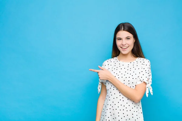 Joven Bonita Mujer Mirando Emocionada Sorprendida Señalando Hacia Lado Hacia — Foto de Stock