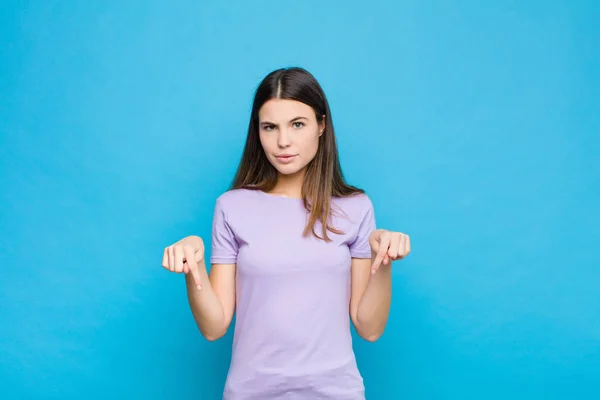 Junge Hübsche Frau Mit Offenem Mund Die Mit Beiden Händen — Stockfoto