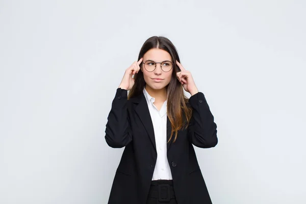 Giovane Donna Affari Sente Confusa Dubbiosa Concentrandosi Idea Pensando Intensamente — Foto Stock