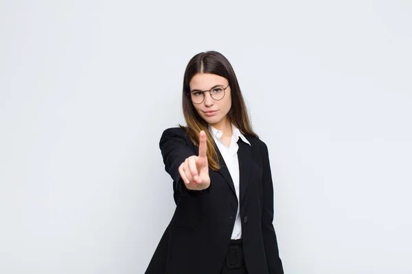 Jovem Empresária Sorrindo Orgulhosa Confiantemente Fazendo Número Pose Triunfante Sentindo — Fotografia de Stock