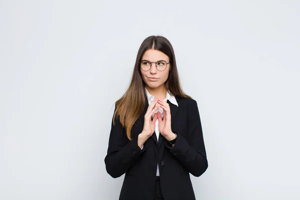 Junge Geschäftsfrau Die Stolz Verschmitzt Und Arrogant Ist Während Sie — Stockfoto