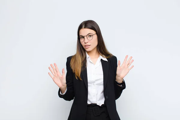 Giovane Donna Affari Che Sembra Nervosa Ansiosa Preoccupata Dicendo Non — Foto Stock