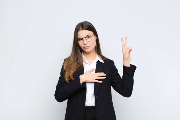 Joven Empresaria Que Feliz Confiada Confiable Sonriente Mostrando Signo Victoria — Foto de Stock