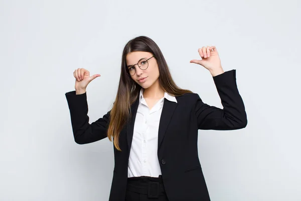 Junge Geschäftsfrau Fühlt Sich Stolz Arrogant Und Selbstbewusst Sieht Zufrieden — Stockfoto