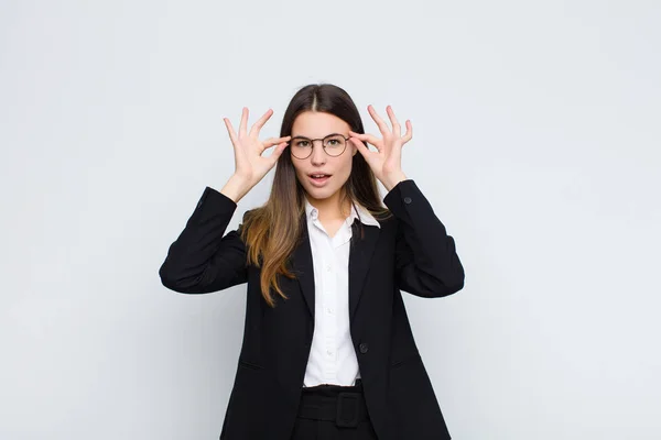 Die Junge Geschäftsfrau Ist Schockiert Erstaunt Und Überrascht Hält Eine — Stockfoto