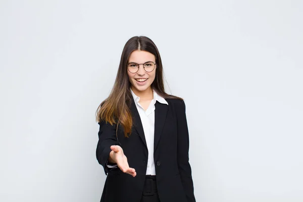 Junge Geschäftsfrau Lächelt Sieht Glücklich Zuversichtlich Und Freundlich Aus Reicht — Stockfoto