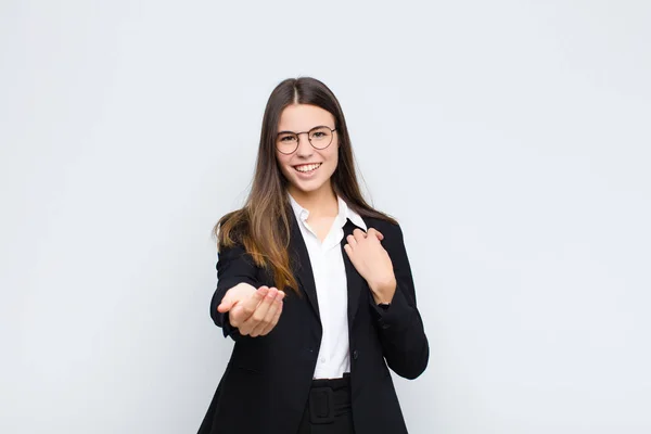 Ung Affärskvinna Känner Sig Lycklig Framgångsrik Och Säker Står Inför — Stockfoto