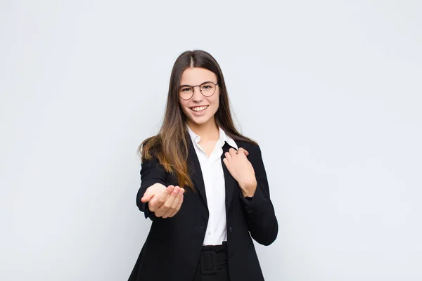 Joven Empresaria Sintiéndose Feliz Exitosa Confiada Enfrentando Desafío Diciendo Hazlo — Foto de Stock