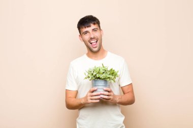 Genç yakışıklı, neşeli, kaygısız, asi tavırlı, şakacı ve dilsiz, bir bitkiyi tutarken eğlenen