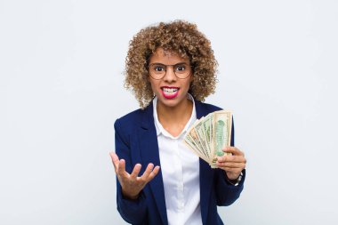 Genç Afrikalı Amerikalı kadın kızgın, sinirli ve hayal kırıklığına uğramış görünüyor. Avro banknotlarının nesi var? 