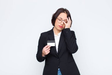 Genç, güzel bir kadın yorgun, sıkıcı ve sıkıcı bir işin ardından sıkılmış, hayal kırıklığına uğramış ve uykulu hissediyor. Kredi kartıyla el ele tutuşuyor.