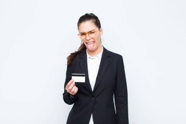 Genç iş kadını kendini bezgin ve sinirli hissediyor. Dilini dışarı çıkarıyor. İğrenç ve banknotlarla dolu bir şeyden hoşlanmıyor.