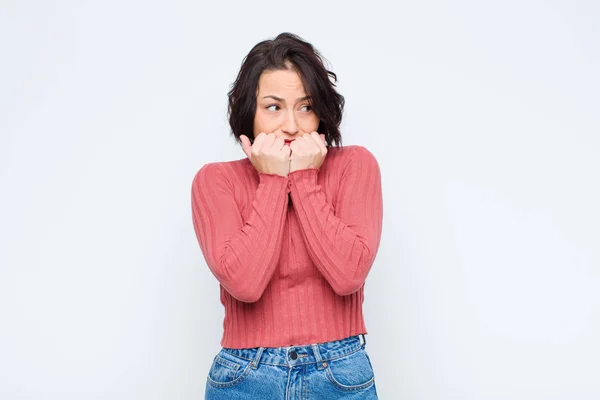 Giovane Bella Donna Guardando Preoccupato Ansioso Stressato Spaventato Mordere Unghie — Foto Stock