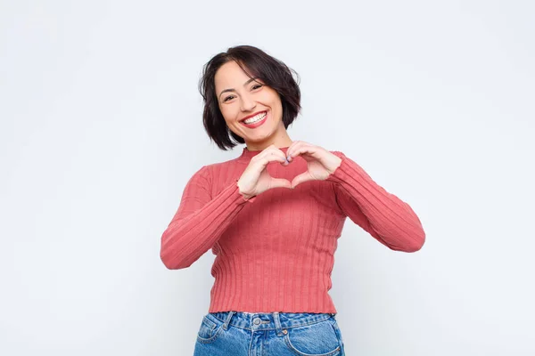 Joven Bonita Mujer Sonriendo Sintiéndose Feliz Lindo Romántico Enamorado Haciendo —  Fotos de Stock