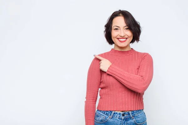 Junge Hübsche Frau Lächelt Fröhlich Fühlt Sich Glücklich Und Zeigt — Stockfoto