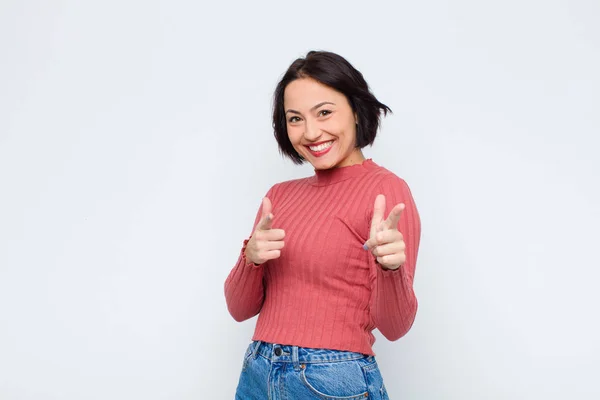 Ung Vacker Kvinna Känner Sig Glad Cool Nöjd Avslappnad Och — Stockfoto