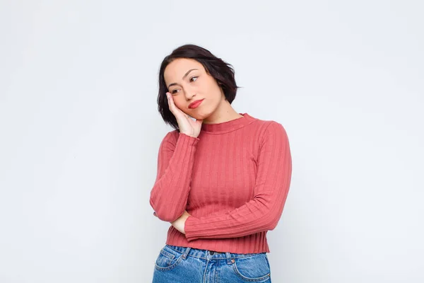 Jovem Mulher Bonita Sentindo Entediado Frustrado Sonolento Depois Uma Tarefa — Fotografia de Stock