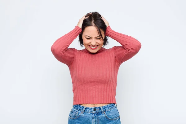 Ung Vacker Kvinna Känner Sig Stressad Och Frustrerad Lyfter Händerna — Stockfoto