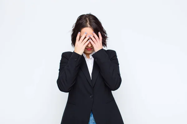 Joven Empresaria Sintiéndose Triste Frustrada Nerviosa Deprimida Cubriendo Cara Con — Foto de Stock
