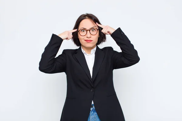 Ung Affärskvinna Med Allvarlig Och Koncentrerad Utseende Brainstorming Och Tänka — Stockfoto