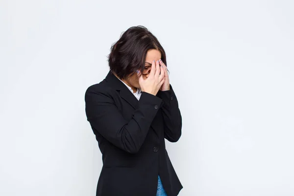 Joven Mujer Negocios Cubriendo Los Ojos Con Las Manos Con — Foto de Stock