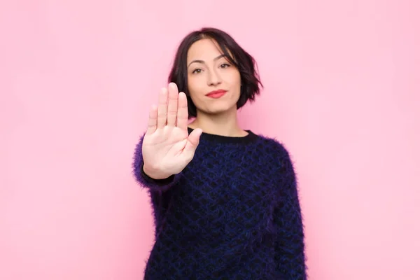 Giovane Bella Donna Che Sembra Serio Severo Scontento Arrabbiato Mostrando — Foto Stock