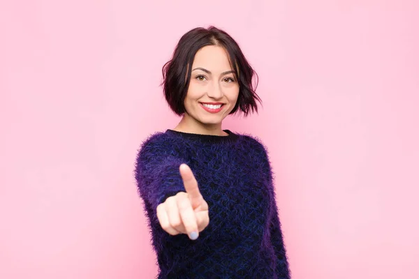 Junge Hübsche Frau Lächelt Stolz Und Selbstbewusst Und Posiert Triumphierend — Stockfoto