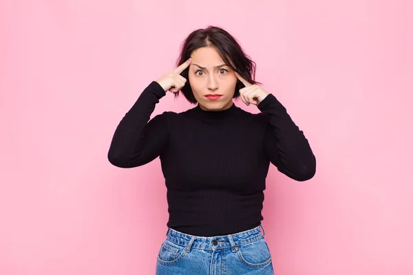 Joven Mujer Bonita Con Una Mirada Seria Concentrada Lluvia Ideas — Foto de Stock