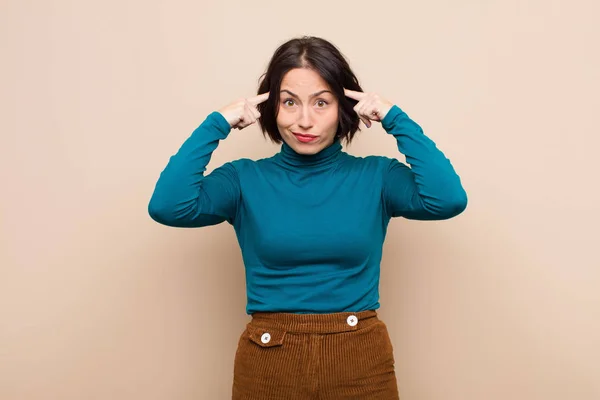 Junge Hübsche Frau Mit Ernstem Und Konzentriertem Blick Brainstorming Und — Stockfoto