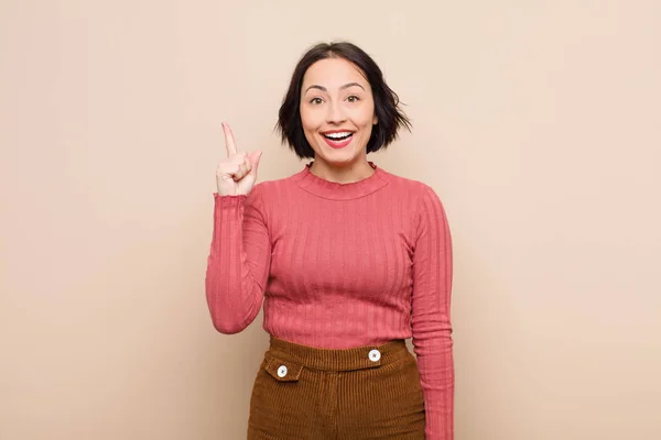 Young Pretty Woman Feeling Happy Excited Genius Realizing Idea Cheerfully — Stock Photo, Image