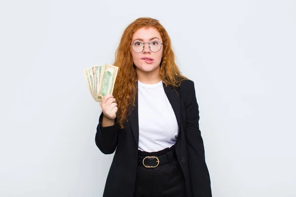 Rousse Jeune Femme Regardant Perplexe Confus Mordant Lèvre Avec Geste — Photo