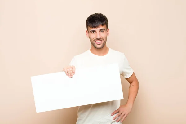 Joven Hombre Guapo Sonriendo Felizmente Con Una Mano Cadera Actitud — Foto de Stock