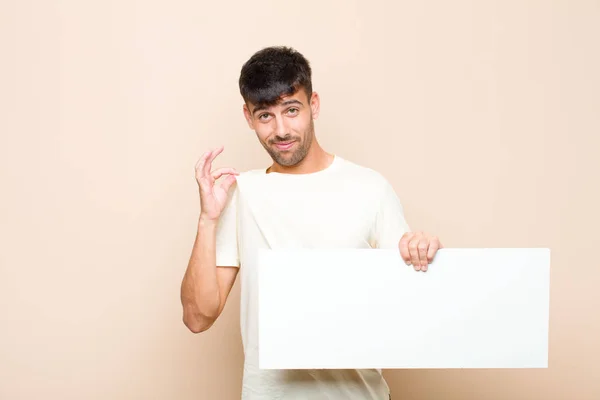 Jovem Bonito Homem Olhando Arrogante Bem Sucedido Positivo Orgulhoso Apontando — Fotografia de Stock